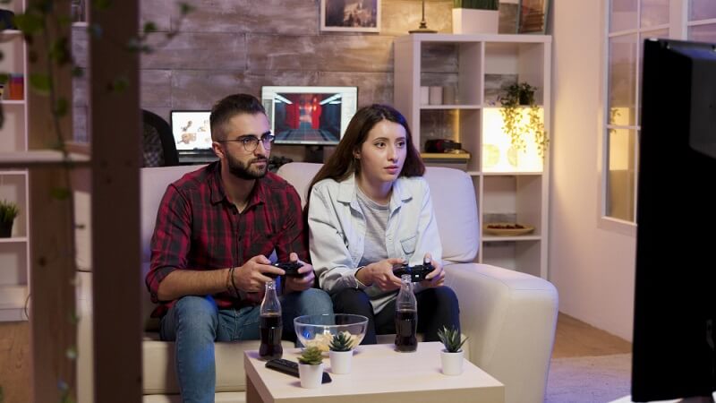 couple play video game